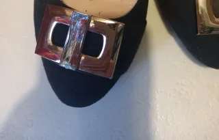 Scarpe con tacco nere con fibbia dorata