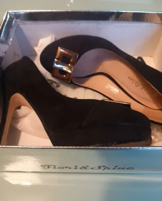 Scarpe con tacco nere con fibbia dorata