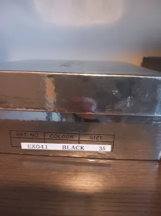 Scarpe con tacco nere con fibbia dorata