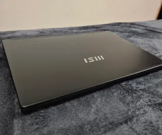 Portátil MSI Modern i7-1255u 10 nucleos,8gb RAM.