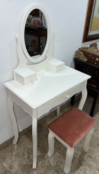 Tocador blanco con banquillo rosa