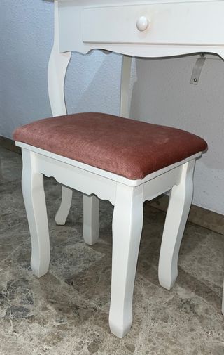 Tocador blanco con banquillo rosa
