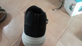 Zapatilla deportiva negra y blanca