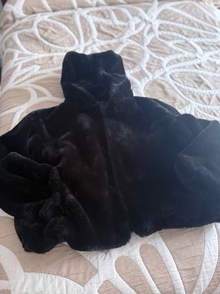 Abrigo Pelo Negro con Capucha