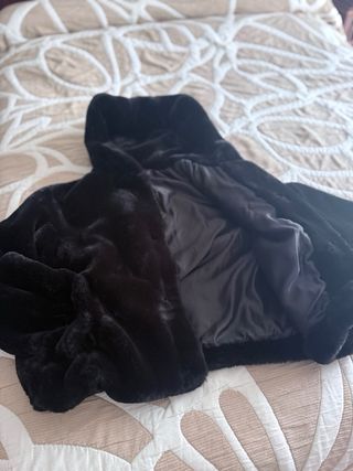 Abrigo Pelo Negro con Capucha