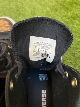 Zapatillas Converse Negras y Doradas. poco uso