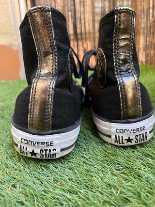 Zapatillas Converse Negras y Doradas. poco uso