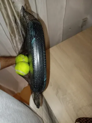 Raqueta de pádel y 3 pelotas nuevas a estrenar