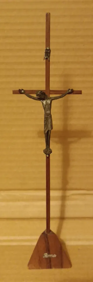 Crucifijo de madera y metal