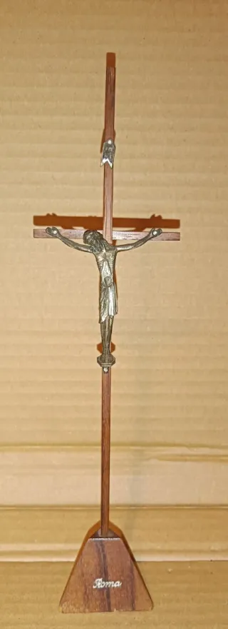 Crucifijo de madera y metal