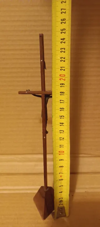 Crucifijo de madera y metal