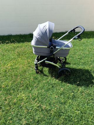 Carrito de bebé gris, poco uso
