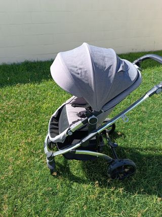 Carrito de bebé gris, poco uso