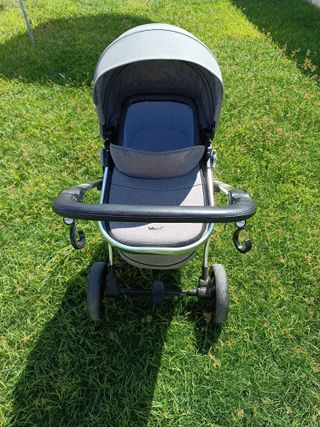 Carrito de bebé gris, poco uso