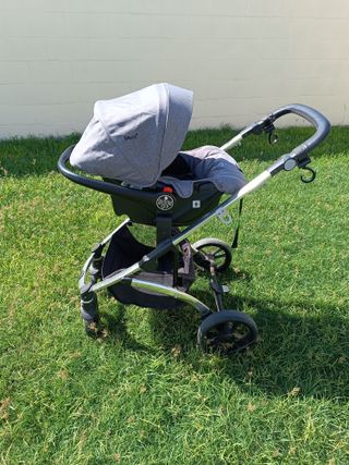 Carrito de bebé gris, poco uso