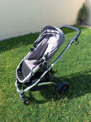 Carrito de bebé gris, poco uso