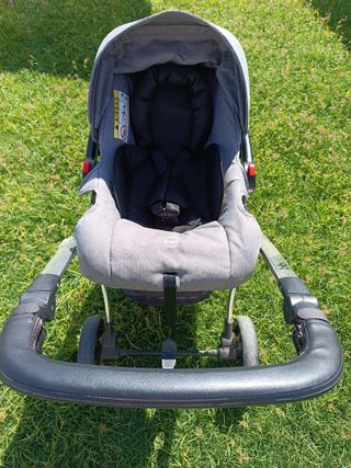 Carrito de bebé gris, poco uso
