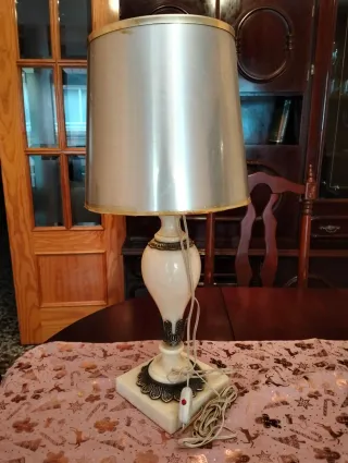 Lámpara de mesa clásica mármol y metal