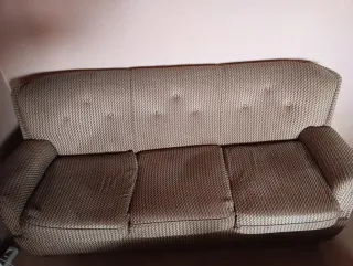 Sofá de tela beige y marrón