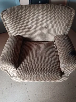 Sofá de tela beige y marrón