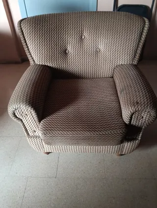 Sofá de tela beige y marrón