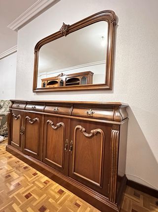 Aparador de madera tallada