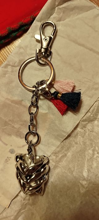 Portachiavi con ciondolo metallo e nappe