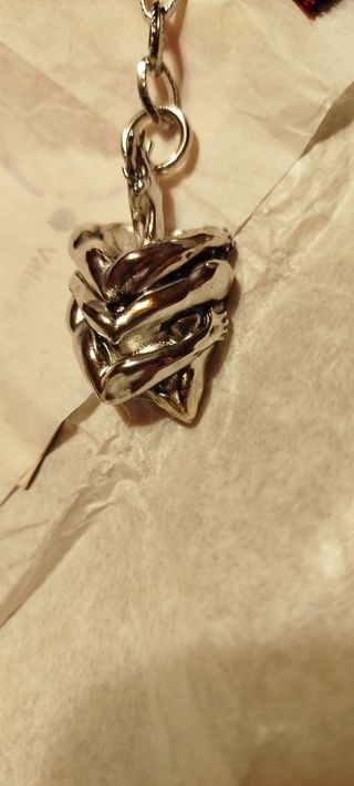 Portachiavi con ciondolo metallo e nappe