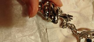 Portachiavi con ciondolo metallo e nappe