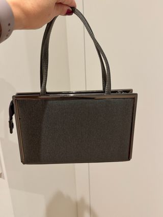Bolso de fiesta gris con detalles plateados