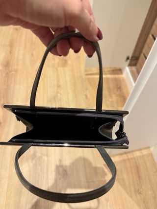 Bolso de fiesta gris con detalles plateados