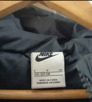 Abrigo Nike niño negro