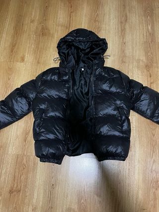 Abrigo plumífero negro con capucha