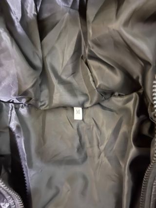 Abrigo plumífero negro con capucha