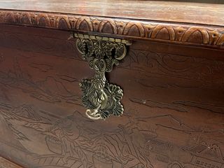 Baúl de madera tallada con herrajes