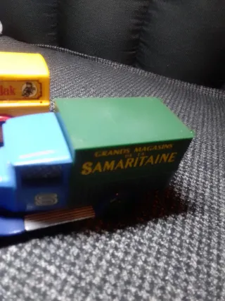 Due camion in miniatura, in scala