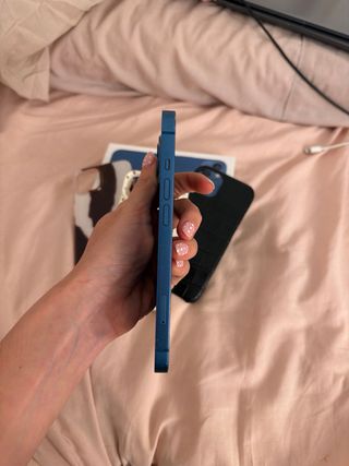 iPhone 13 Azul con Cargador Nuevo