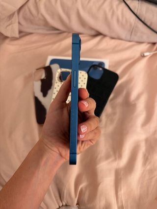 iPhone 13 Azul con Cargador Nuevo