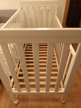 Cuna TRAMA blanca con colchón nuevo.