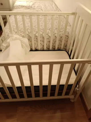 Cuna TRAMA blanca con colchón nuevo.