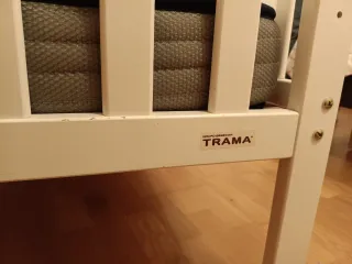 Cuna TRAMA blanca con colchón nuevo.