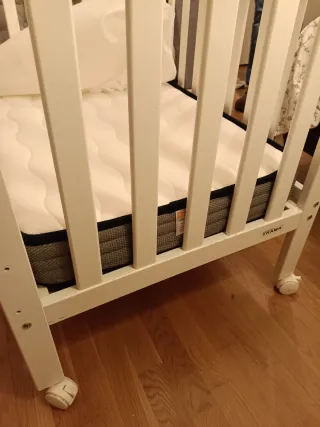 Cuna TRAMA blanca con colchón nuevo.