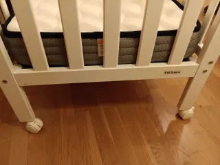 Cuna TRAMA blanca con colchón nuevo.