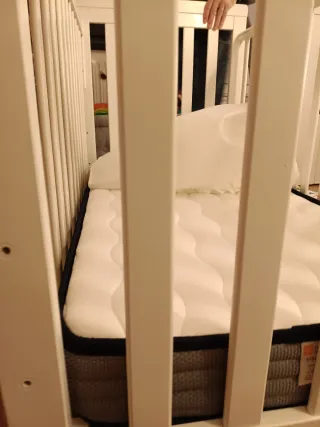 Cuna TRAMA blanca con colchón nuevo.