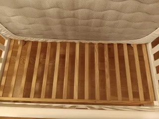 Cuna TRAMA blanca con colchón nuevo.