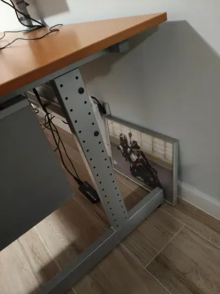 Scrivania da ufficio in legno e metallo