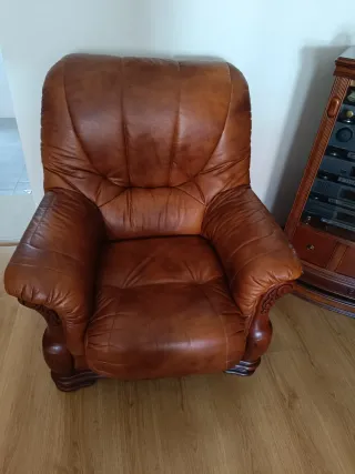 Sillón clásico de cuero y madera