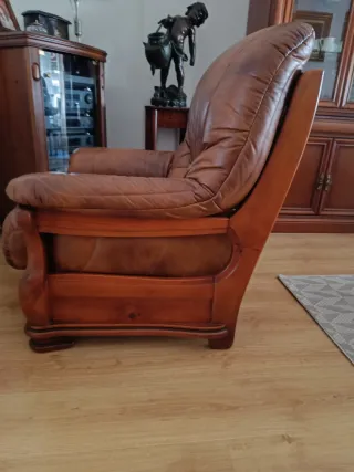 Sillón clásico de cuero y madera