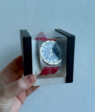 Reloj de pulsera rojo y negro