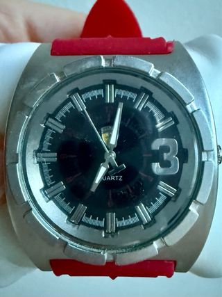 Reloj de pulsera rojo y negro